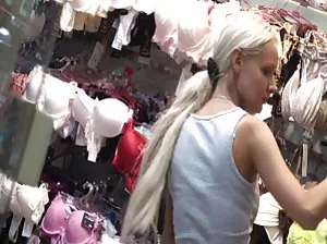 Amant sexy a renversé la fille sur le bâti