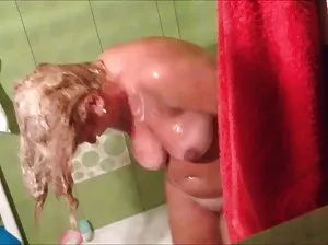 La beauté sensuelle a obtenu trois membres dans son pizd