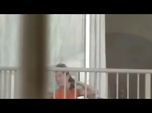 La jeune fille a vu le sommeil du vieil homme et a eu à pousser avec lui