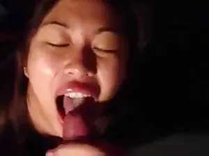 Belle fille fume dans le lit après le sexe passionné avec un être cher