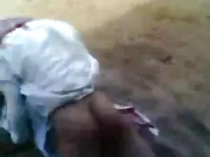 Une fille très flexible se verse kéfir