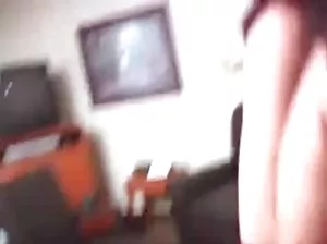 Les mecs baisent une blonde et versent son sperme