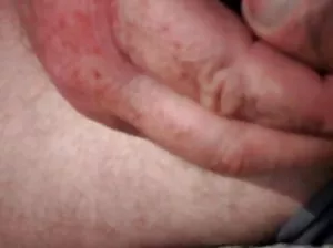 La fille a rencontré le gars et a passé une nuit chaude avec lui