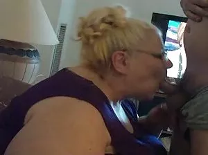 Blond nu sur la rue a montré la beauté