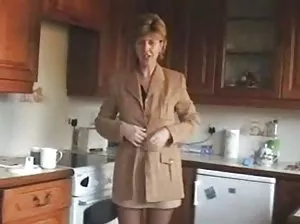 Brunette mignonne érotiquement déshabille jusqu’à culotte