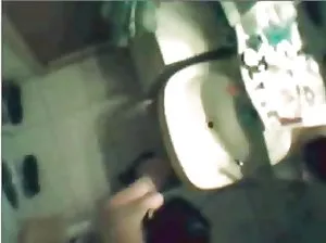 Fille bronzée prend une douche avec sa copine