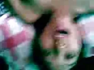 Femme britannique se déshabille devant son petit ami