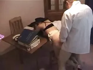 Fille dans l’huile est baise chaude avec un homme