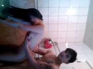 Beau mec gai joue lentement avec son phallus excité