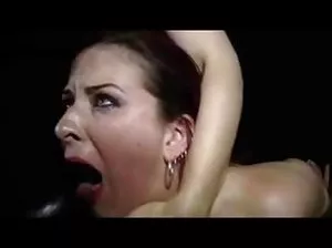 Brune sensuelle baise avec un nègre devant son mari