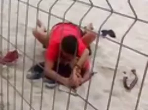L’homme baise sa femme et sa fille dur