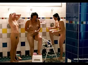 Une fille avec des cheveux enflammés a mis un doigt dans le bouchon