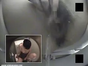 Gay bisexuels suce Dick dans salle de bain et puis baise poussin